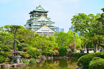 Naklejka premium Osaka Castle Main Keep and Traditional Japanese Garden in the Honmaru Grounds, Osaka, Japan