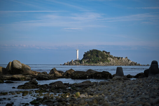 岸辺から眺めた鳴門飛島灯台（徳島県）