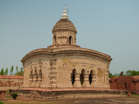 This is the Radhashyam Temple, which is located in Bishnupur. The idols of Radha Shyam Nitai Gaud and Thakur were worshipped in the temple.