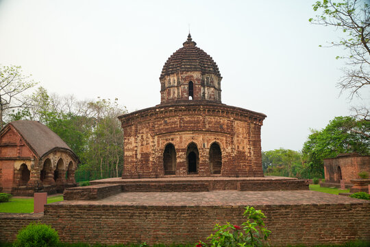 This is the Radha Madhav Temple; the walls of the temple depict tales from the Krishna Leela Puranas as well as scenes of contemporary life.