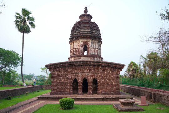 This is the Radha Madhav Temple; the walls of the temple depict tales from the Krishna Leela Puranas as well as scenes of contemporary life.