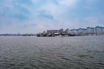 Fototapeta premium Snow Scenery of Hailong Lake Scenic Area in Meihekou, Jilin Province, China – Urban Ecological Park and Lakeside Landscape Covered in Late Spring Snow – April 4, 2026