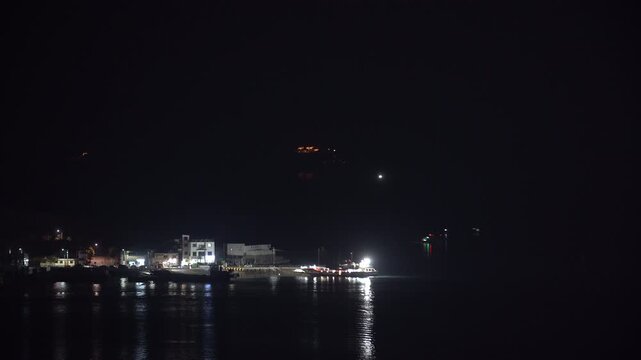 대한민국 여수 돌산대교 하멜등대 밤바다 밤풍경 선창가 항구 선박 낚시배 어선 밤거리 새벽항구 어업 고기잡이 어촌 어부 생업 현장 조업 그물 어구 수산물 수산업 전라남도 남해안 포구 정박 부두 선착장 노동 작업 출항 만선 해산물 시장 유통 어시장