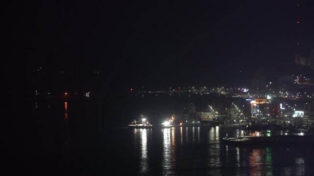 대한민국 여수 돌산대교 하멜등대 밤바다 밤풍경 선창가 항구 선박 낚시배 어선 밤거리 새벽항구 어업 고기잡이 어촌 어부 생업 현장 조업 그물 어구 수산물 수산업 전라남도 남해안 포구 정박 부두 선착장 노동 작업 출항 만선 해산물 시장 유통 어시장