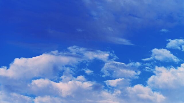 鮮やかな青空を流れる白い雲のタイムラプス