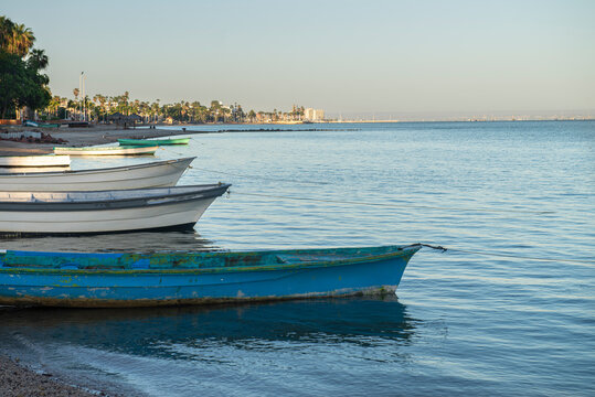 Ciudad y bahia de La Paz en Baja California Sur MEXICO en el Golfo de California. pangas de peca en la playa del malecon.
