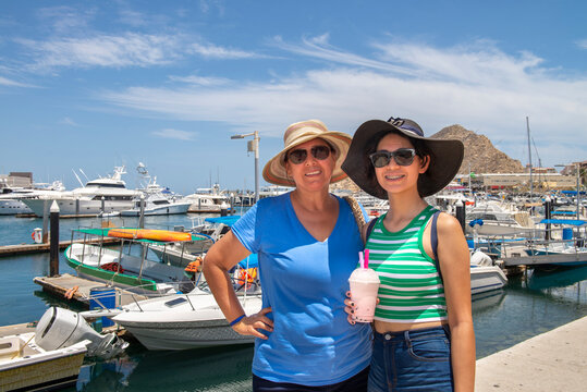 Cabo San Lucas Baja Califronia Sur, MEXICO, lugar turistico famoso en el sur de la peninsula Nujer Mexicana madura con su hija de vacaciones posando.
