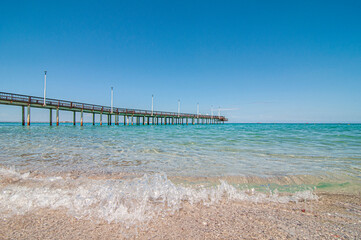 Fototapeta premium Bahia y ciudad de La Paz Baja california Sur. MEXICO, mañana soleada de vacaciones de verano, olas con mar cristalino de playa EL COROMUEL.