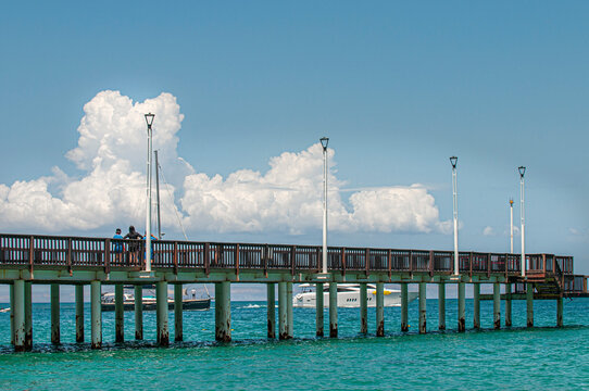 Bahia y ciudad de La Paz Baja california Sur. MEXICO, ma&ntilde;ana soleada de vacaciones de verano. Muelle d ela playa EL COROMUEL con nubes de fondo en el cielo azul