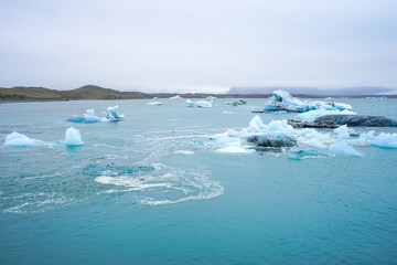 Glacial lagoon with floating icebergs and turquoise water ,Jokulsarlon,Iceland © SHUNJI ZHOU