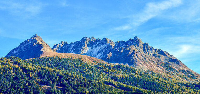 Schroffe Alpengipfel &uuml;ber herbstlichem Bergwald bei Nauders in Tirol