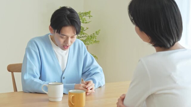 謝る女性