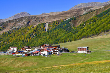 Blick über alpine Bergwiesen auf den kleinen Weiler Melag im herbstlichen Langtauferer Tal in Südtirol © Ilhan Balta