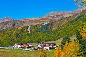 Blick über grüne Bergwiesen auf den Weiler Melag im herbstlichen Langtauferer Tal, Südtirol © Ilhan Balta