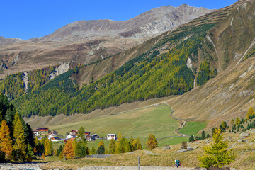 Blick über grüne Bergwiesen auf den Weiler Melag im herbstlichen Langtauferer Tal, Südtirol © Ilhan Balta