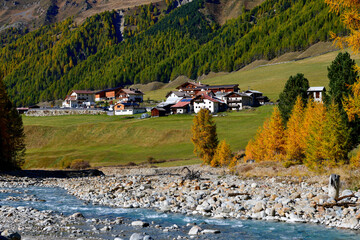 Blick über grüne Bergwiesen auf den Weiler Melag im herbstlichen Langtauferer Tal, Südtirol © Ilhan Balta