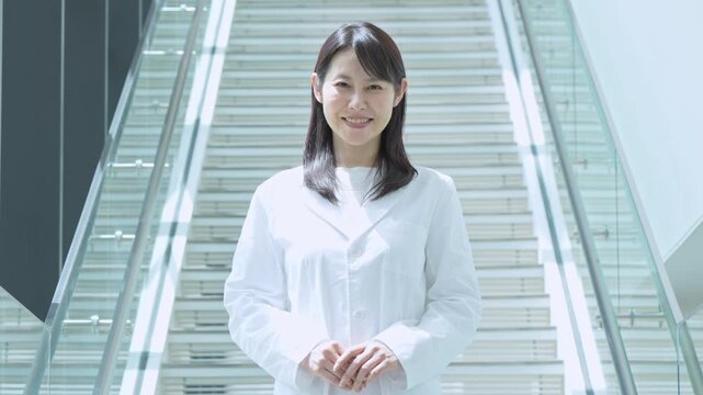 白衣を着た女性