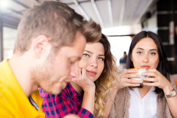 Naklejka premium Three friends chatting and enjoying coffee together in a casual social gathering