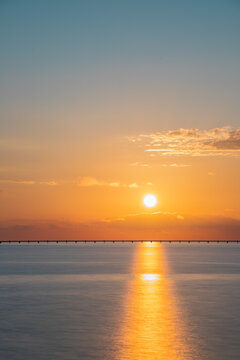 沖縄県伊良部島の佐和田漁港から望む17エンドの夕景