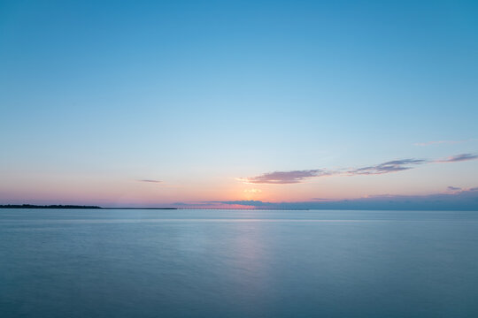 沖縄県伊良部島の佐和田漁港から望む17エンドの夕景