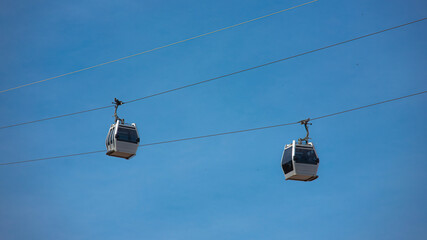 Obraz premium Two cable cars suspended in the sky: modern urban transport