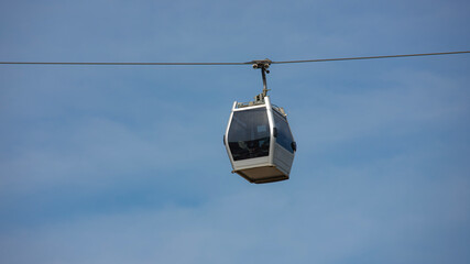 Obraz premium Sky ride: cable car gliding through the air 
