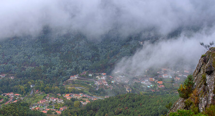 Fototapeta premium Sous la pluie et le brouillard, vue de la ville de Gerês depuis le belvédère de Pedra Bela, Minho, Portugal
