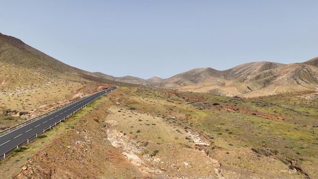 survol des zones semi d&eacute;sertiques de Fuerteventura dans l'archipel des Canaries