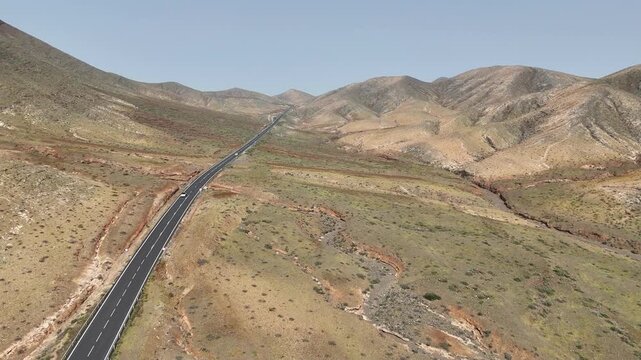 survol des zones semi d&eacute;sertiques de Fuerteventura dans l'archipel des Canaries