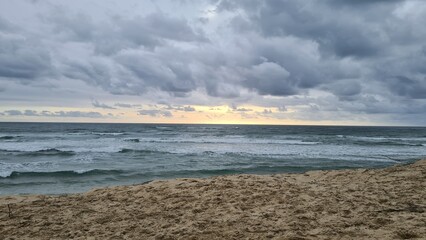 L'océan atlantique vu à marée haute depuis la plage du Cap Ferret un bel après-midi d'hiver à l'heure du coucher du soleil (Aquitaine) © Arnaud