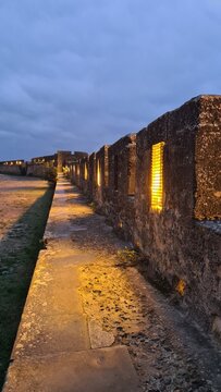 Les beaux remparts de la double enceinte de la cit&eacute; de Carcassonne &agrave; la tomb&eacute;e du jour (Occitanie)