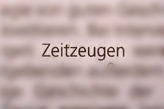 Der Begriff " Zeitzeugen " in der Zeitung gedruckt und durch Umgebungsunsch&auml;rfe betont