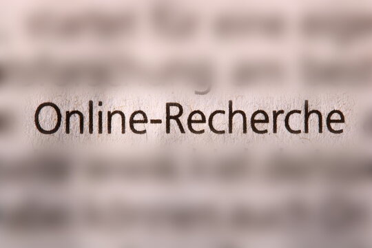 Der Begriff " Online-Reccherche " in der Zeitung gedruckt und durch Umgebungsunsch&auml;rfe betont