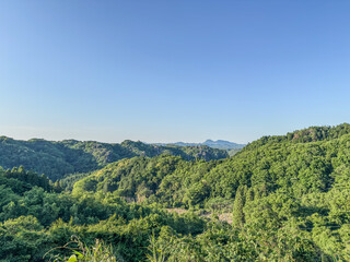 Fototapeta premium 青空と新緑広がる山々の風景