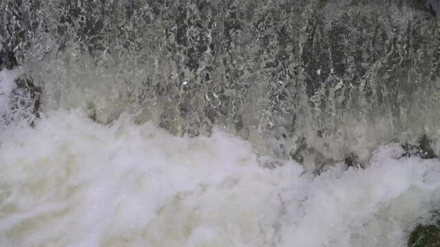 Cascata naturale nel fiume
