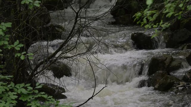 Cascata naturale nel fiume