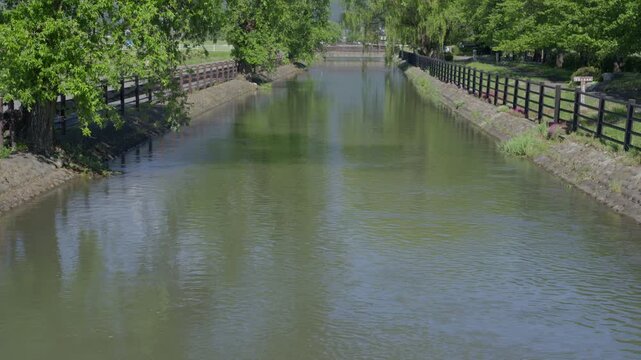 木々に囲まれた大きな水路