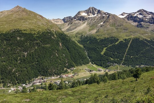 View from Restaurant Langenstein, K2, into the Suldental, in the background Innere Pederspitze and Hintere Sch&ouml;ntaufspitze, mountain village Sulden, Solda, district of the municipality Stilfs, Suldental, Ortler Alps, Ortles, Vinschgau, Trentino-South Tyrol, Italy