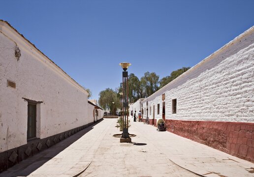 Street lined with clay houses, San Pedro de Atacama, Regi&oacute;n de Antofagasta, Chile, South America