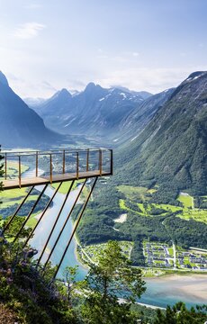 Rampestreken viewing platform, Romsdalseggen hike, Rauma River, Romsdalfjellene Mountains, Andalsnes, M&oslash;re og Romsdal, Norway