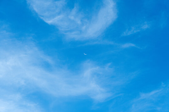 Cielo art&iacute;stico con nubes blancas y luna durante el d&iacute;a