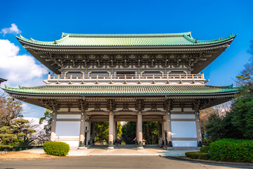Obraz premium 神奈川県横浜市 青空にそびえ立つ大本山總持寺の巨大な三門（山門）