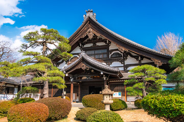 Obraz premium 神奈川県横浜市 青空と松の木に映える大本山總持寺の巨大な香積台