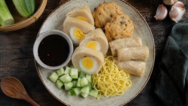 Pempek Palembang Kapal Selam dan Lenjer dengan Kuah Cuko Tradisional