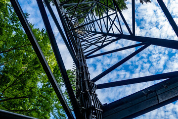 Obraz premium Funk und Sendemast im Wald