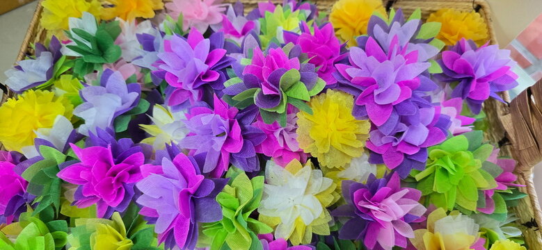 Coin offerings, Coin offerings, Coins for tossing, throwing. These are colorful mulberry paper-wrapped coins used for scattering as alms during Thai traditional ceremonies like ordinations or funerals