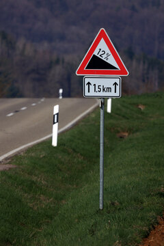 A road sign indicating a descent with a percentage indicated