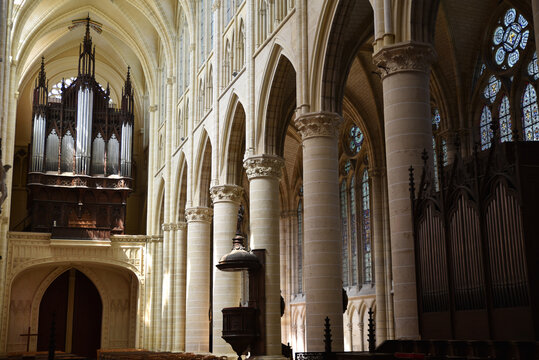 Nef et orgue de la cath&eacute;drale Saint-Etienne &agrave; Ch&acirc;lons-en-Champagne. France