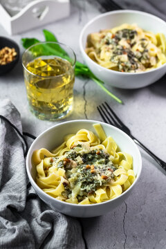 Gourmet wild garlic tagliatelle with burrata and white wine