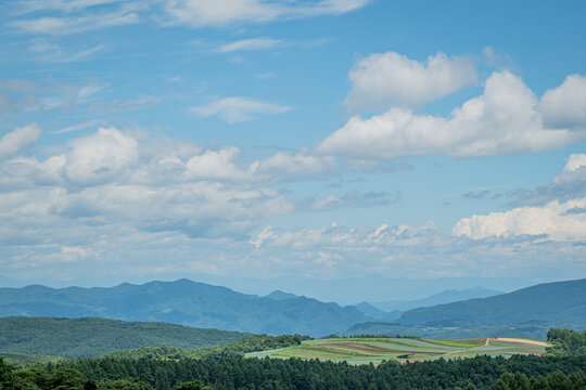 群馬・嬬恋村 愛妻の丘から望む夏の山並みと広大な高原景色